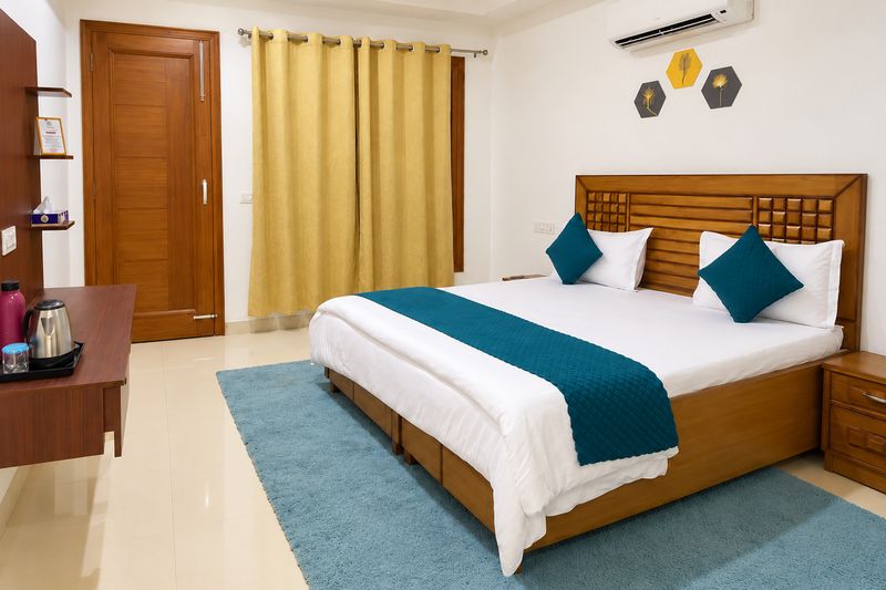 A double room with teal cushions and a kettle tray